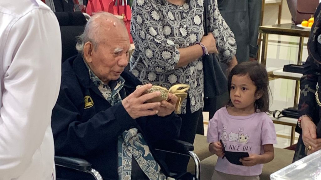 Prof. Emil Salim Kunjungi Sentra Kulit Garut, Puji Kreativitas Perajin dan Desainer Lokaljpg
